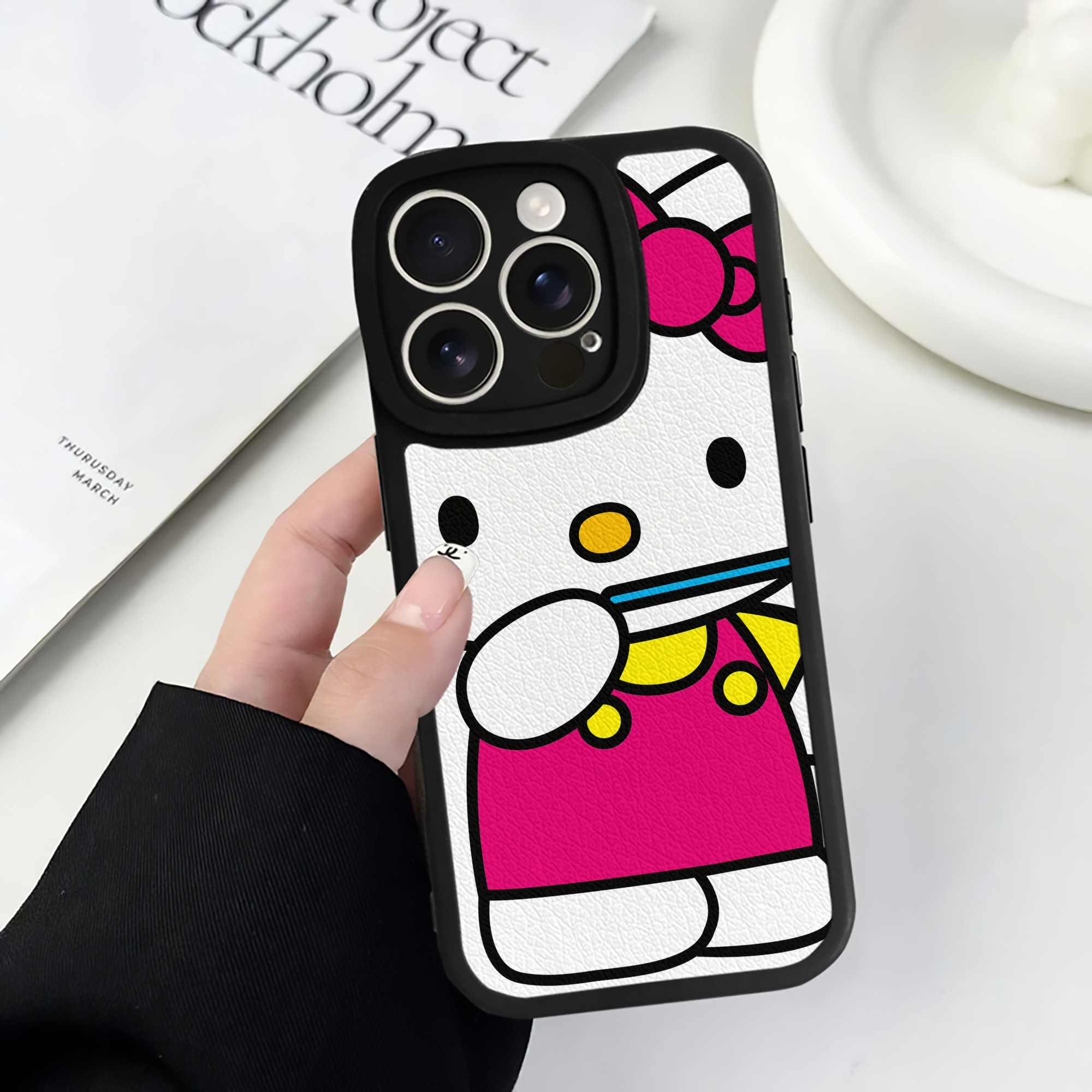（画像用） Hello Kitty ハローキティ 【iPhone 16シリーズ対応】シリコンスマホケース（レザー調） 材質：シリコン